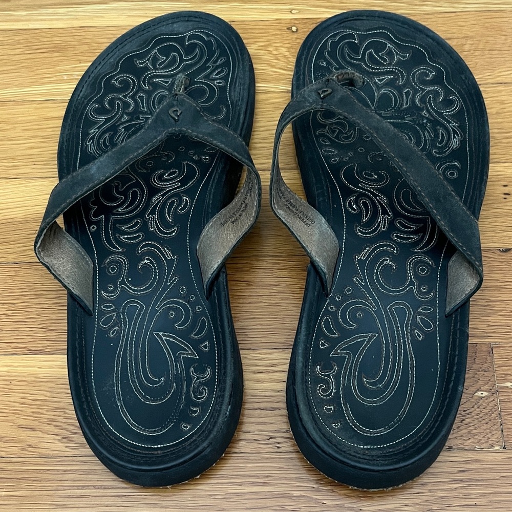 OluKai “Paniolo” flip flops. Dark brown. All leather. Size 9. EUC.